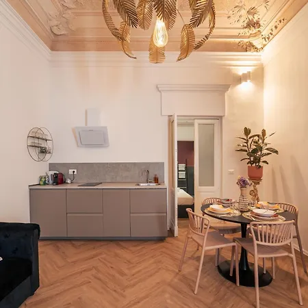 Appartement Baroque Design In Historical Center